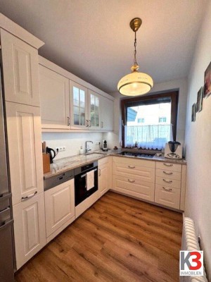 K3! Äußerst gepflegte, schöne 3-Zimmerwohnung mit südwestlich ausgerichteter Loggia! Parkplatz vorm Haus! - NEUE KÜCHE!