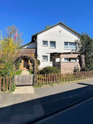 Komplett vermietetes 2-Familienhaus mit Garten und Garage