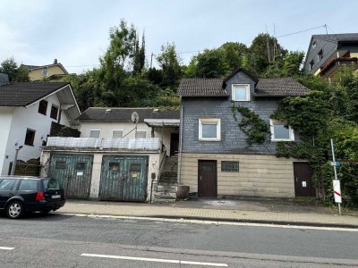 Sanierungsbedürftige Immobilie mit Baugrundstück in Siegen-Niederschelden