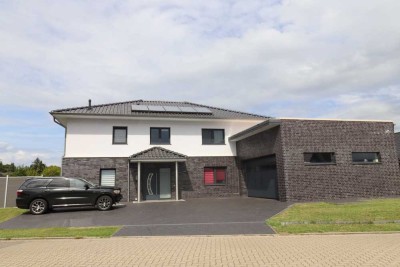 Neuwertiges modernes EFH mit viel Platz u. großem Grundstück