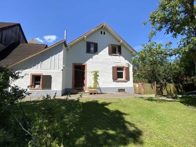 Kleines Haus mit Traumgarten  
- mitten in Altweil !