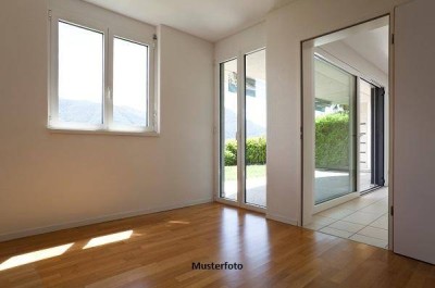 Einfamilienhaus mit Nebengebäude