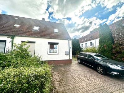 Charmante Doppelhaushälfte mit großem Grundstück und Nebengelass
