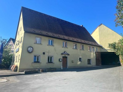 Gebäude mit Gaststätte und Wohnung sowie Nebengebäuden