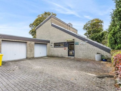 Einfamilienhaus in rückwärtiger Lage mit zwei Garagen in Bremerhaven