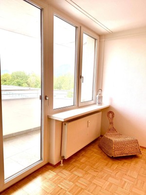 Charmante &amp; helle Garconniere mit Loggia/ Balkon und traumhaften Blick auf Maria Plain, inkl. Lift, Autostellplatz, Salzburg Liefering