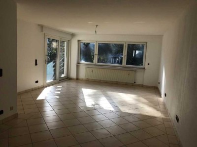 Großzügige 2,5 Zimmer-EG-Wohnung mit Einbauküche, Südwestterrasse und Gartenzugang in Griesheim