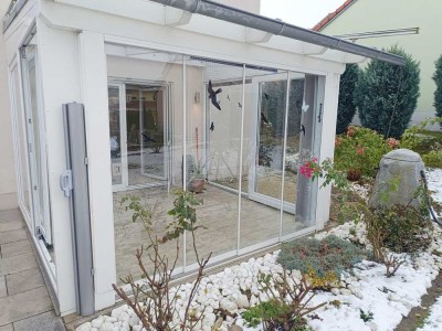 Wohnen wie im Bungalow mit Wintergarten und großem Gartenanteil