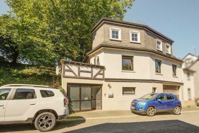 Vermietetes Stadthaus in einer hübschen Seitengasse mit Wohnbalkon und geräumiger Garage