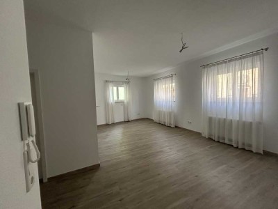 Heidingsfeld. Charmante und helle 2-Zimmer-Wohnung mit guter Aufteilung. Erstbezug nach Sanierung.