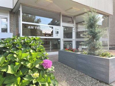 Großzügige Dreizimmerwohnung mit zwei Balkonen, Pool und Tiefgaragenstellplatz