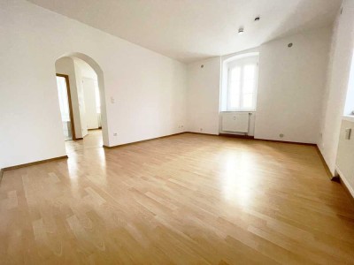 Perfekt für Singles. 1,5-Zimmer-Erdgeschosswohnung mitten im Zentrum von Regenstauf. Frei.