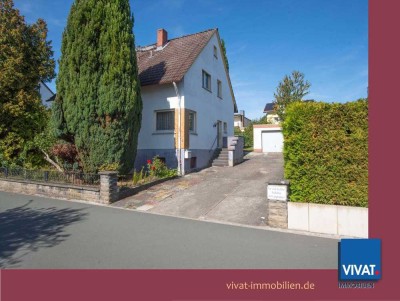 Wohlfühl-Wohnen auf gr. Grundstück! Solides, sanierungsbedürftiges Haus. 2 Garagen. Provisionsfrei!