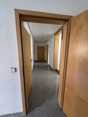 Moderne 3-Zimmer-Wohnung mit Granitböden und Marmorfliesen im Bad sowiesonnigem Balkon in Werdohl