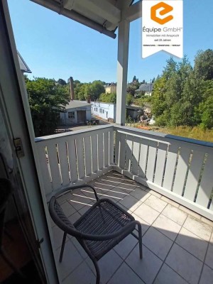 Wohnen unter dem Dach mit Blick ins Grün vom Balkon!