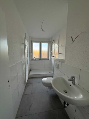 frisch sanierte 2 Zimmer Wohnung mit Tageslichtbadezimmer