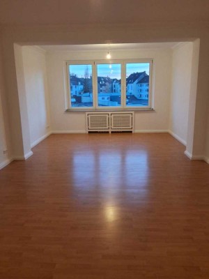 Geräumige 5-Zimmer-Wohnung in Duisburg mit Balkon