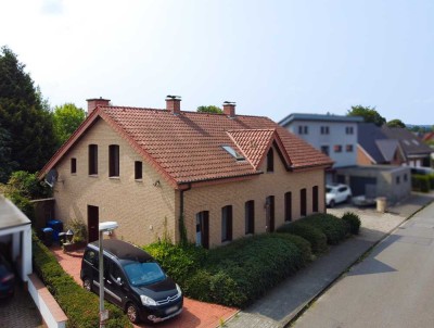 Top Lage mit flexiblen Möglichkeiten!
*Wohnhaus + großes Baugrundstück in Ibbenbüren*