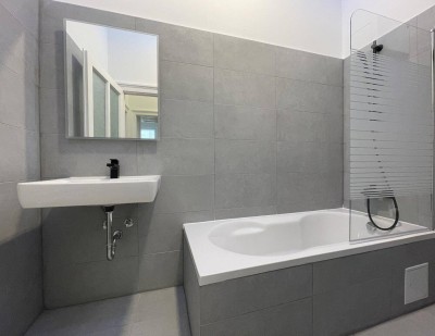 KOMPLETT HOFSEITIG: renovierte 2-Zimmer im Altbau inkl. Küche