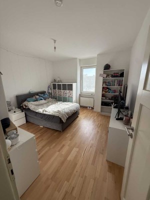 Geschmackvolle 3-Zimmer-Wohnung mit Balkon und EBK in Frankfurt am Main