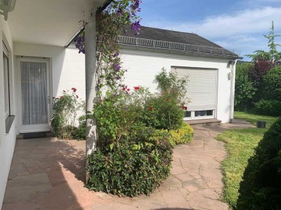 Charmante 2ZKB mit Garten und Garage