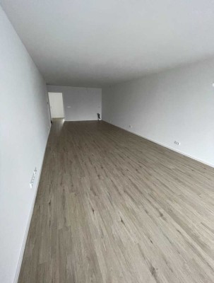 Neuwertige Wohnung mit drei Zimmern sowie Balkon und EBK in Bergisch Gladbach