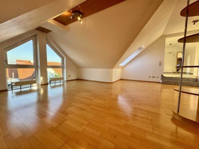 2,5 Zimmer DG Wohnung mit Gäste-WC, Einbauküche und Stellplatz