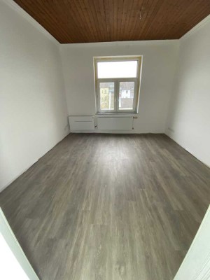Modern Sanierte 4-Zimmer Wohnung in Altbau
