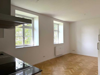 Modernes Wohnen im Denkmal mit moderner Einbauküche, neuem Bad mit Fenster