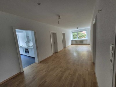 Großzügige, helle Wohnung in zentraler Lage, WG-geeignet, ab sofort