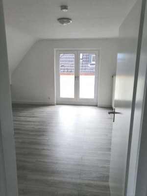 Gemütliche Dachgeschosswohnung mit Fenster Bodenbündig
