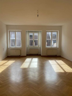 100m2 – Schöne, lichtdurchflutete Altbauwohnung in zentraler Lage