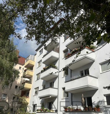 FÜR SÜDSTADTFANS: RUHIG & WEIT OBEN GELEGENE 4-ZI-ETW MIT LASTENLIFT, SÜDBALKON (+ GARAGE OPTIONAL)