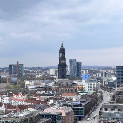 *** DISKRETE VERMARKTUNG - Hochwertige 4 Zimmer-Wohnung mit Fahrstuhl und TG in HH-Sasel ***