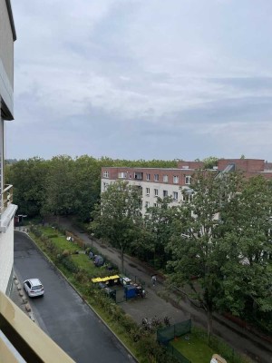 Sehr schöne, sonnige 2-Zimmer Wohnung mit weitreichendem freien Blick über den Dächer von Berlin