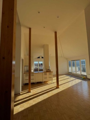 Lichtdurchflutetes Penthouse in Sachsenhausen Süd – nahe Stadtwald & Henninger Turm