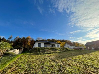 Exklusiv und hochwertig! Bungalow auf großem Grundstück mit Weitblick in Bad Gandersheim