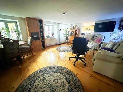 Große 3 Zimmer-Altbauwohnung mit Parkett und Balkon in ruhiger Hinterhoflage!