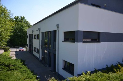 Stilvolle Stadtwohnung im Grünen: 3 Zimmer mit großzügiger Terrasse in Wolsdorf