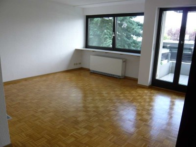 Helle renovierte 1Zi. Wohnung mit EBK, Gr. Balkon, PKW-Stellplatz