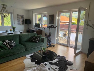 Neuwertige 3,5-Zimmer-Maisonette-Wohnung mit 2 Balkonen Bergblick Aschau