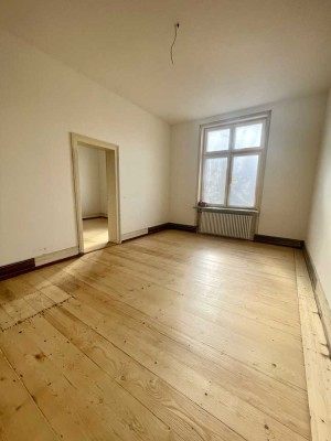 ** CHARMANTE NEU SANIERTE ALTBAU ETAGE MIT HOLZBODEN UND HOHEN DECKEN **