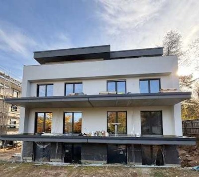 Moderne klimatisierte Penthousewohnung mit Balkon und Blick ins Grün- Neubau