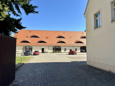 Solide Anlage! 2-Raum-Maisonette-Wohnung im Vierseithof mit Loggia und Außenstellplatz