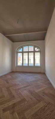exklusive moderne 4-Raum Wohnung mit Lift und Balkon