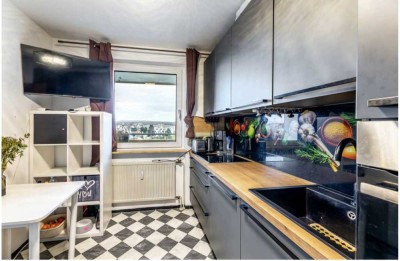 Helle möbelierte 3-Zimmer-Wohnung mit Balkon, Aufzug und
Weitblick – Zentrumsnah wohnen