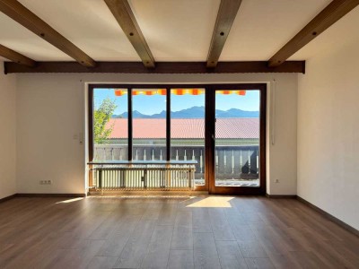 Helle 2-Zi.-Whg. mit Bergblick und umlaufendem Balkon – Wohnpotenzial in TOP Lage