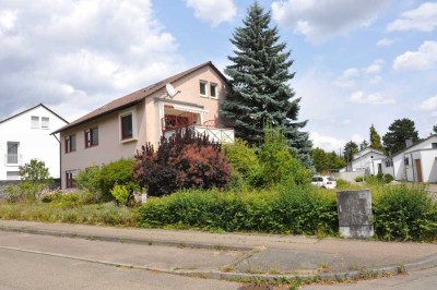 KAPITALANLAGE oder MEHRGENERATIONENHAUS:
TEILMODERNISIERTES DREIFAMILIENHAUS + GARTEN + DOPPELGARAG