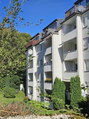 3 Zimmer, Küche, Diele, Bad, Balkon - renoviert. Ruhige und grüne Sackgassenlage, Garage möglich.