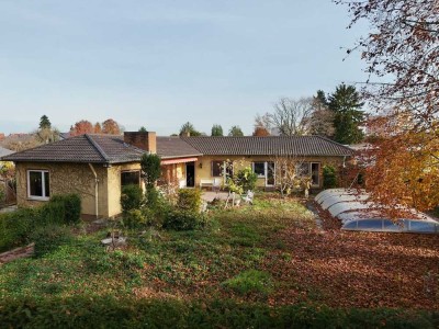 Bungalow auf tollem Grundstück mit Pool - Raum für neue Ideen